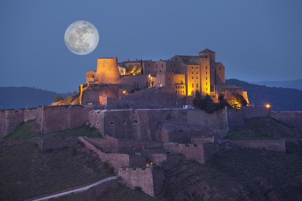 Mejores Paradores Cataluña - Parador Turismo de Cardona