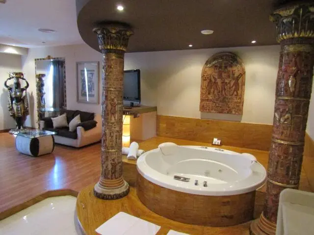 Hotel Alkalat Sevilla con jacuzzi en habitación